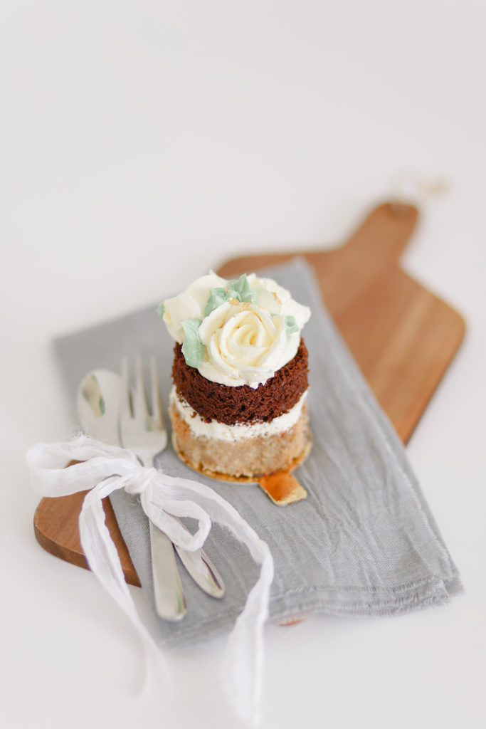 Mini naked cakes by Uk wedding cake designer- MonAnnie